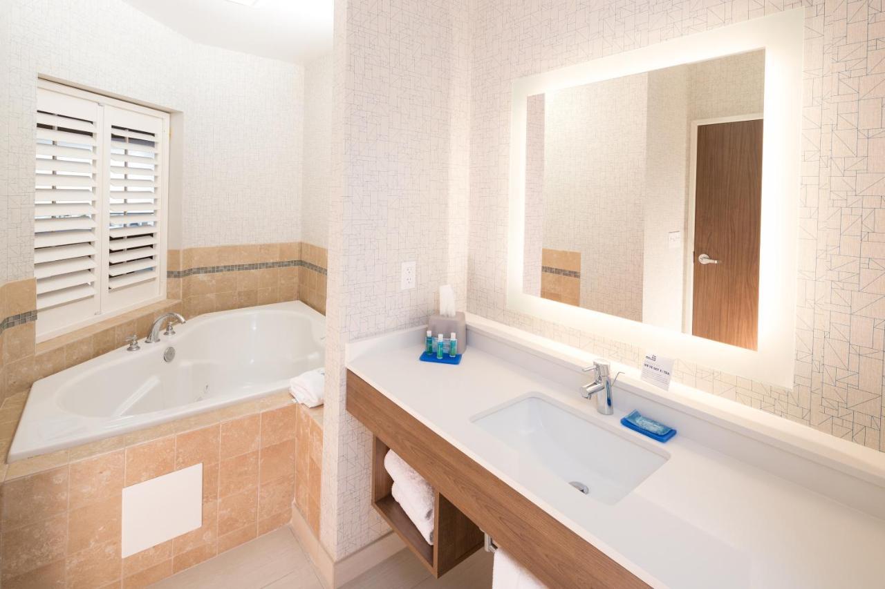 Holiday Inn Express Hotel & Suites Bay City By Ihg Экстерьер фото
